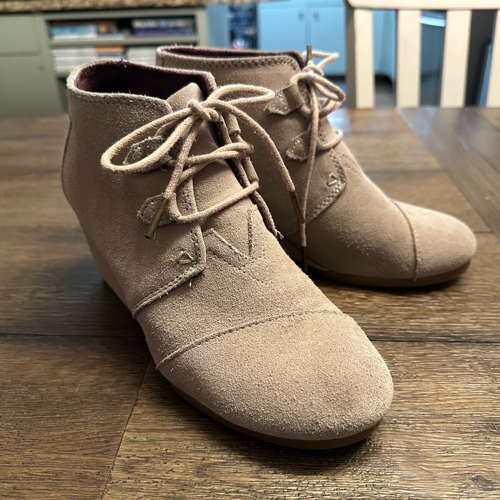 Ladies 9 Beige Toms Wedge Shoes